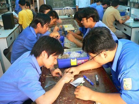 Ế ẩm, trường nghề tính chuyện 'sang tên đổi chủ'