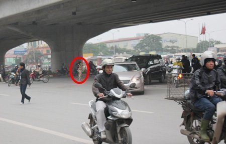 Trút xiêm y điều khiển giao thông giữa phố