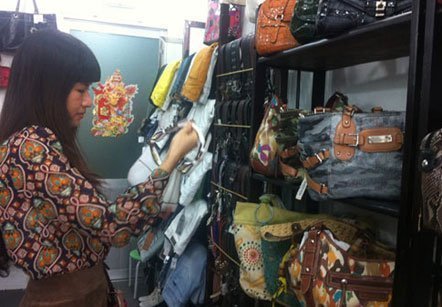 Mua hàng hiệu kiểu chợ trời