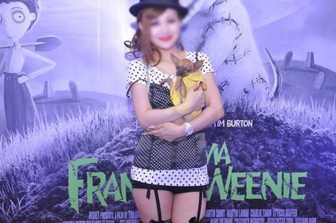 Đi dép lê vào nhà hát, mặc nội y đi xem phim