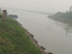 Cặp đôi ngoại tình buộc tay nhảy sông tự vẫn