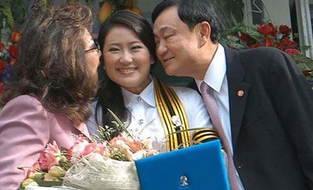 Nữ tiếp viên dọa con gái Thaksin mất việc