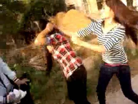 Xé áo nữ sinh, quay clip rồi bỏ trốn?