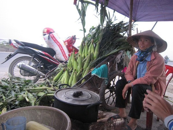 Chợ ngô dài 10 km trên quốc lộ