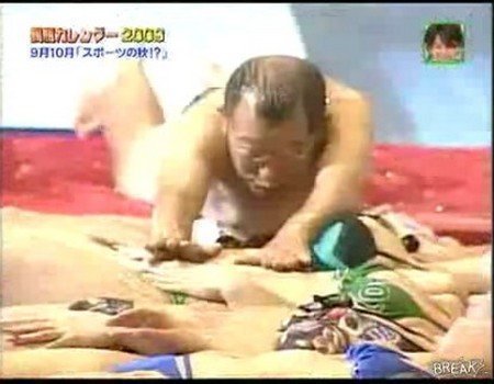 Thi trườn trên các cô gái mặc bikini