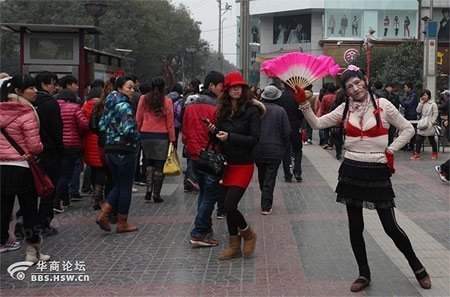 Ông lão 70 tuổi mặc đồ nữ uốn éo giữa phố