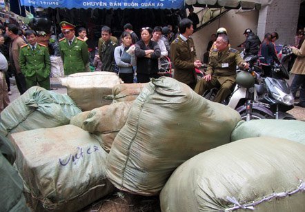 Hà Nội: Bắt giữ 6 tấn quần áo lậu