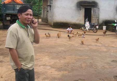 Người đàn ông chuyên lượm xác người tai nạn, nuôi người điên