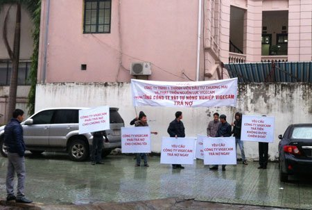 Cuối năm, doanh nghiệp giăng biểu ngữ... đòi nợ nhau