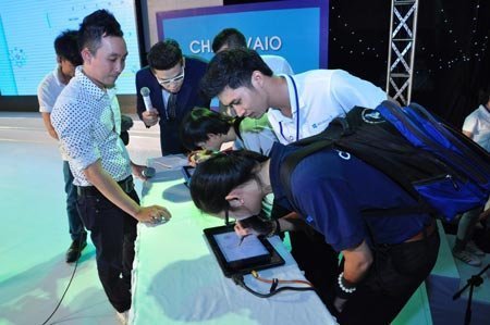 Fan công nghệ Hà Nội vào hội “chạm” Windows 8