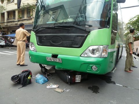 Nuốt gọn xe máy vào gầm, xe buýt kéo lê đi 10m