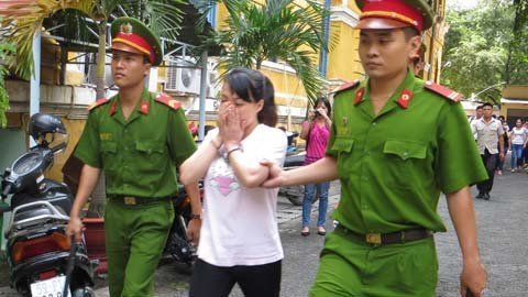 Rạch mặt “sếp”, nữ tiếp viên nhận án 3 năm tù