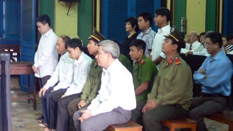Gây thất thoát trăm tỷ đồng, “sếp” ngân hàng hầu tòa