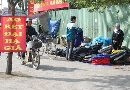 Áo rét hạ giá tràn ra vỉa hè