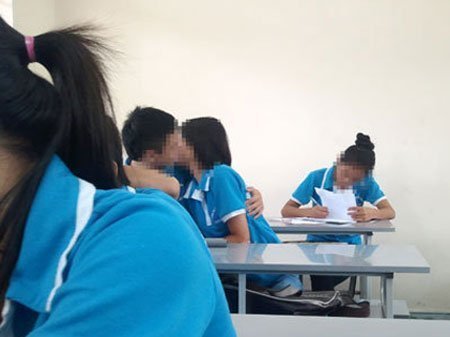 Phản cảm học sinh phổ thông tình tứ trong lớp học