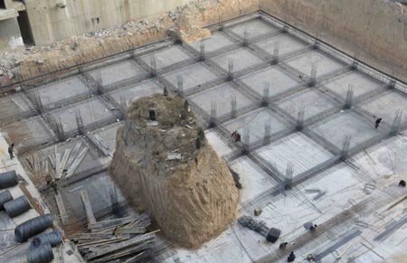 Nghĩa địa nằm giữa móng công trình