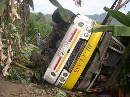 Xe khách lao xuống đèo, 15 người bị thương