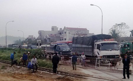 Tàu hỏa trật bánh, hàng trăm khách náo loạn