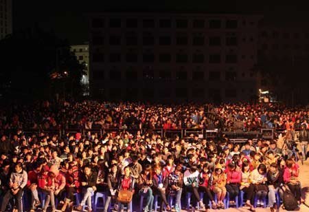 Sinh viên nhảy “nghẹt thở” với Văn Mai Hương