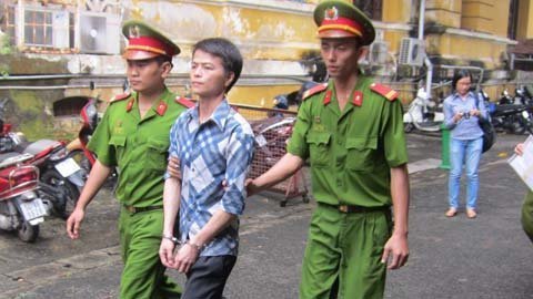 Chém công an rồi cầm dao cố thủ