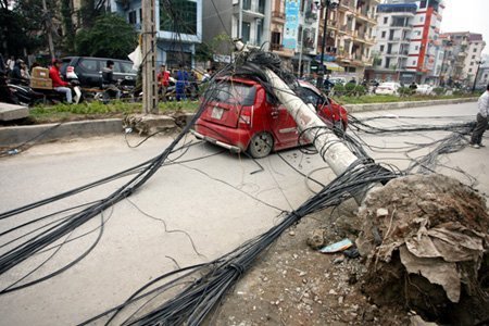 Cột điện đè bẹp xế hộp giữa phố Hà Nội