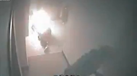 Tự đốt mình vì bạn trai từ chối trả nợ