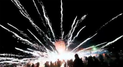 Pháo hoa bất ngờ nổ tung giữa đám đông