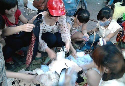 Hàng vỉa hè đổ vào trung tâm thương mại xịn