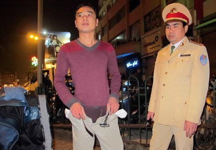 Tụt quần thách thức, mang dao chọc tiết phòng thân