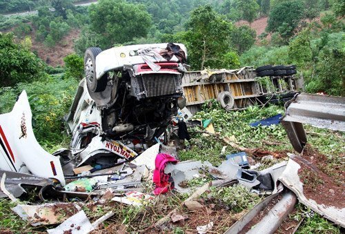 Xe khách chở hơn 20 người lao xuống khe núi