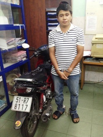 Cướp Iphone táo tợn trên phố Sài Gòn