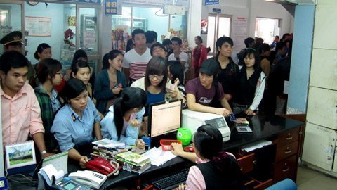 Vé tàu Tết: Dân khổ, “cò” tung hoành