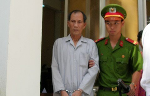 Gã thầy cúng 7 lần hiếp dâm bé gái