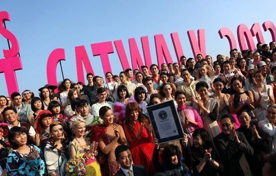 Người mẫu sải bước trên sàn catwalk dài nhất thế giới