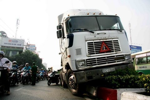 Lật xe vì 'nút cổ chai', ùn tắc hàng chục km