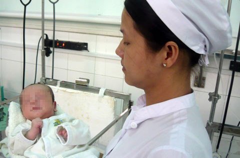 Xác định tuổi bé gái bị cha dượng hãm hiếp, sinh con