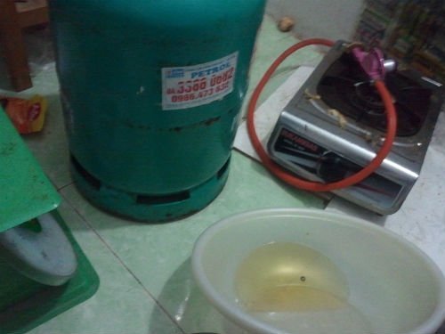 Bình gas 12 kg chứa dung dịch lạ