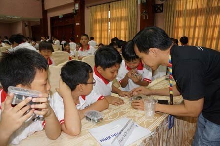 Trẻ lớp 5 học lắp ráp máy ghi âm