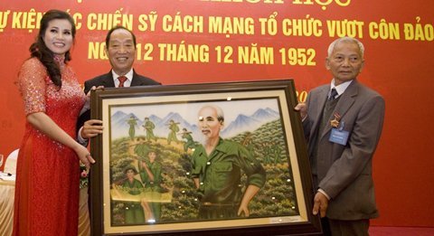 Hoa hậu Kim Hồng tặng tranh quý cho cựu tù Côn Đảo