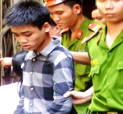 Say rượu ngủ hớ hênh ở hiên nhà, cô gái bị hiếp dâm