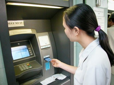 Từ 1/3, thu phí rút tiền ATM nội mạng?