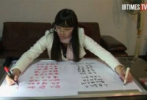 Viết hai tay hai thứ tiếng cùng lúc