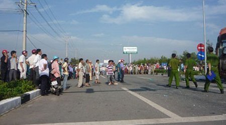 Xe khách đối đầu: 2 người chết, hàng chục người bị thương