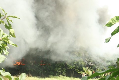 Cháy lớn tại kho phế liệu bên cạnh cây xăng