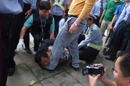 Tấn công bằng dao ở trường học TQ, 22 em nhỏ bị thương