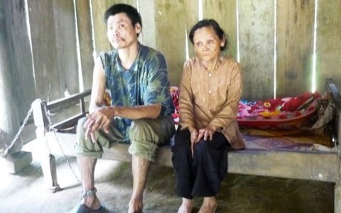 Gia cảnh khốn khó...mẹ già nuôi con tâm thần