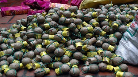 Bắt xe khách chở số pháo lớn như quả bom