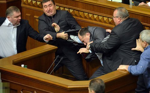 Quốc hội Ukraina 'chưởng' nhau sứt đầu mẻ trán