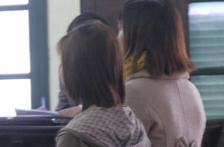Xét xử 2 phụ nữ gọi 3 nữ sinh đến nhà đánh ghen