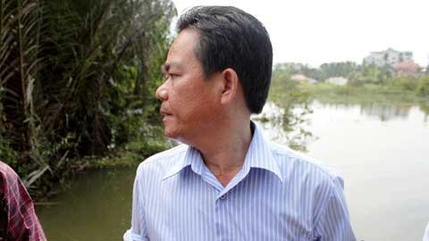 Ông chủ tịch xắn quần, lội nước cứu đê bao